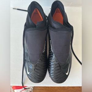 Nike size men’s 8.5 black phantom soccer cleats in great condition